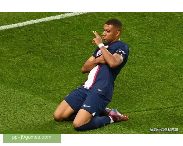 姆巴佩被提前换下后走上看台与母亲共度温情时刻